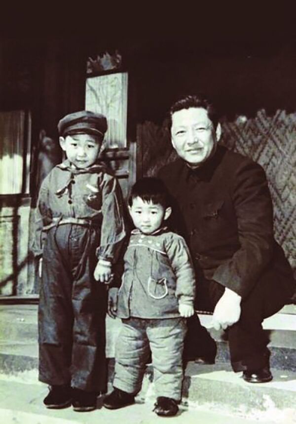 家族と集合写真を撮る中国の習近平国家主席（中央）（1958年撮影） - Sputnik 日本