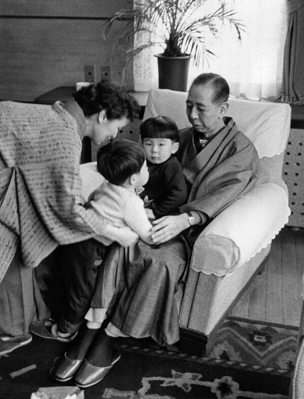 祖父母と兄と家族写真を撮る日本の安倍晋三前首相（左から2番目）（1960年頃撮影） - Sputnik 日本