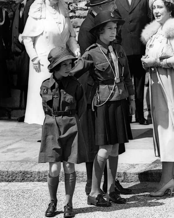 ウィンザー城で撮影されたスノードン伯爵夫人マーガレット王女（左）とエリザベス女王（右）（1938年撮影） - Sputnik 日本