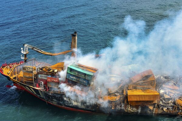 スリランカ・コロンボ沖で曳航される、火災が発生したシンガポール船籍のコンテナ船「エクスプレス・パール（MV X-Press Pearl）」 - Sputnik 日本