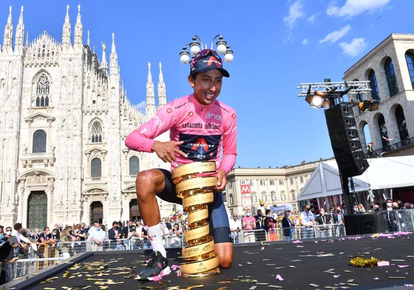 イタリアで行われた自転車プロロードレース「ジロ・デ・イタリア（Giro d'Italia）」で、優勝トロフィーを掲げる優勝者のエガン・ベルナル氏 - Sputnik 日本