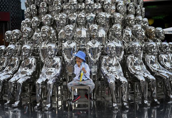 中国・北京で国際子どもの日の6月1日、ショッピングセンターに展示された彫刻の間に座る少年 - Sputnik 日本