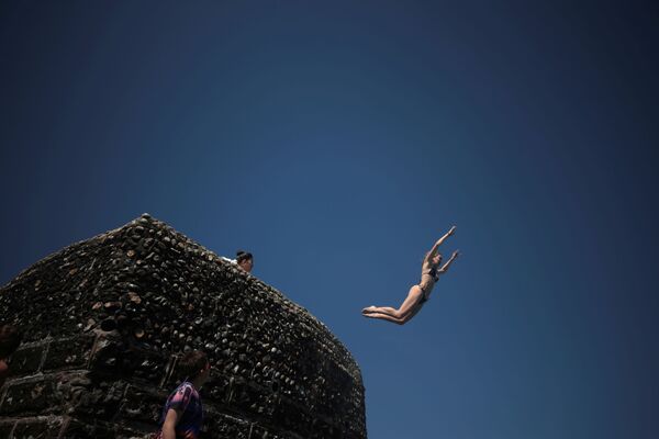 英イングランド・ブライトンのビーチで、海へ飛び込む女性 - Sputnik 日本