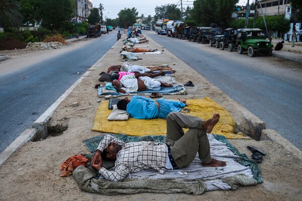 パキスタン・カラチで、中央分離帯で眠る労働者ら - Sputnik 日本