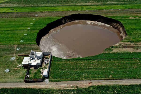メキシコ・プエブラ州サンタ・マリアの畑に出現した陥没穴 - Sputnik 日本