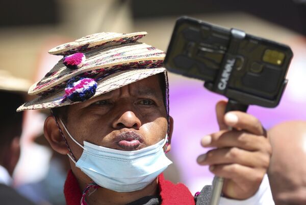 コロンビア・ボゴタで行われた反政府デモで、自撮りする先住民「ミサク」の男性 - Sputnik 日本
