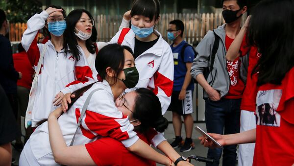 北京市で、統一大学入試「高考」の試験会場に入る前、友人と抱き合う受験生 - Sputnik 日本