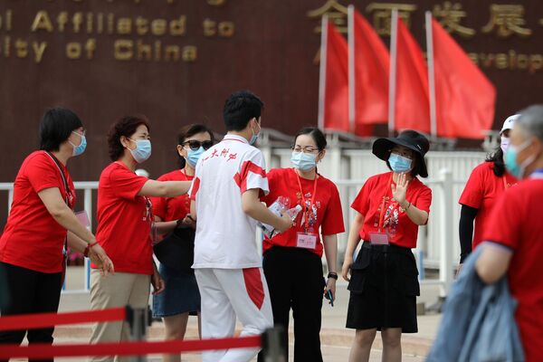 北京市で、統一大学入試「高考」を受験する生徒を応援する教師ら - Sputnik 日本