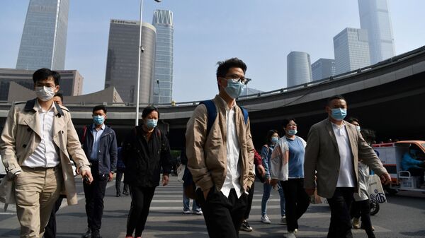 Прохожие в медицинских масках на одной из улиц Пекина, Китай - Sputnik 日本