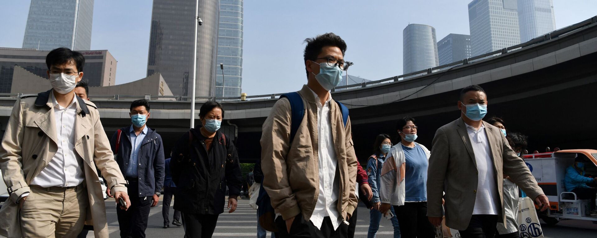 中国・北京の路上で医療用マスクを装着した通行人たち - Sputnik 日本, 1920, 04.05.2022