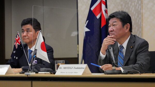 Глава МИД Японии Тосимицу Мотэги и министр обороны Нобуо Киси во время саммита 2 plus 2 с австралийскими коллегами в Токио - Sputnik 日本