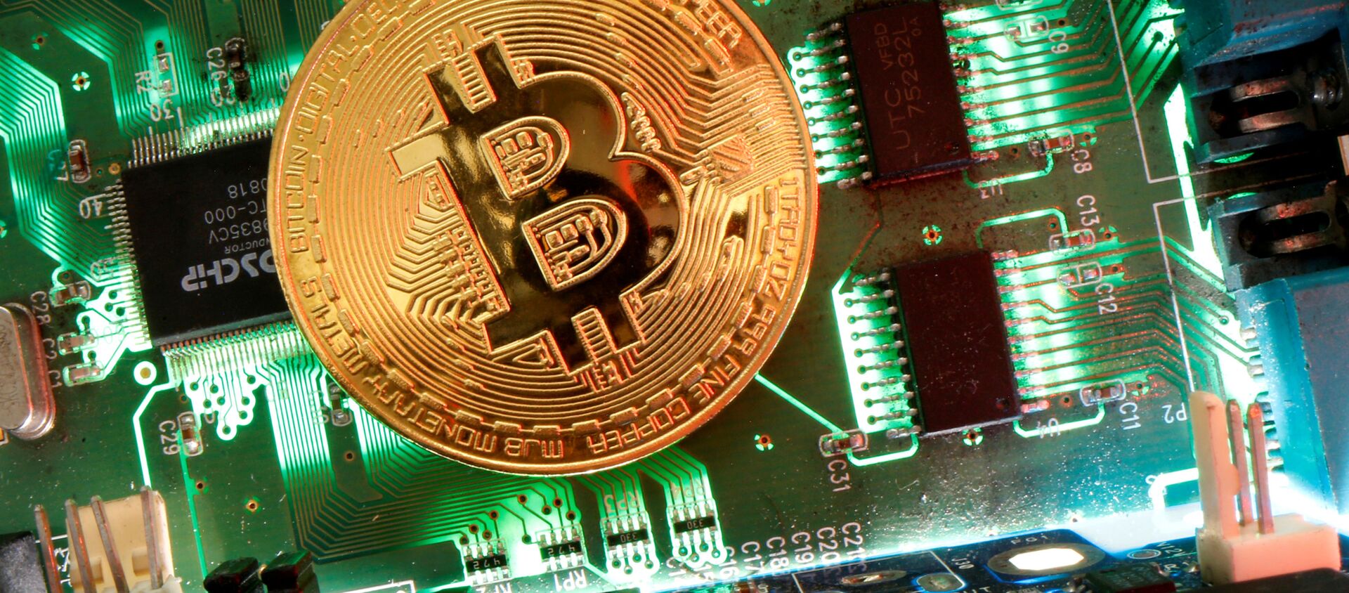 Representation of the virtual currency Bitcoin is seen on a motherboard in this picture illustration taken April 24, 2020 - Sputnik 日本, 1920, 04.08.2021