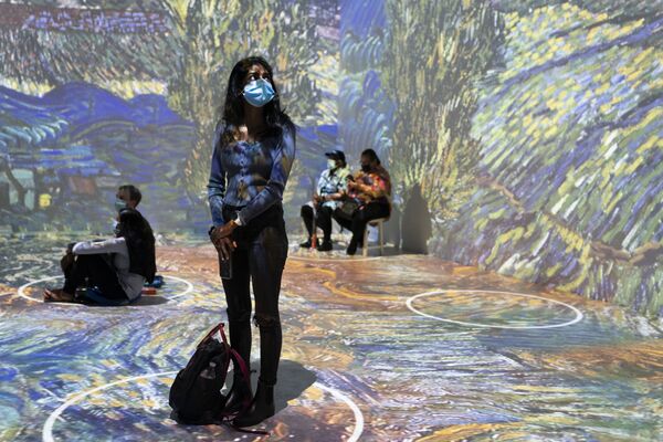 米ニューヨークで開催された「イマーシブ・ヴァン・ゴッホ展（The Immersive Van Gogh exhibit）」に足を運んだ来場者 - Sputnik 日本