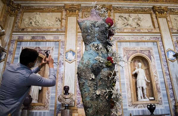 イタリア・ローマのボルゲーゼ美術館で、英国人アーティストのダミアン・ハースト氏の作品「Grecian Nude」を撮影する来場者 - Sputnik 日本