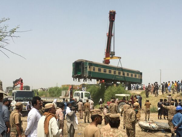 パキスタン・シンド州ゴトキで発生した列車衝突事故の現場から撤去される車両 - Sputnik 日本