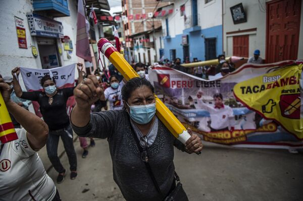 ペルー・カハマルカで大統領選挙の決選投票の翌日、通りを行進する急進左派のペドロ・カスティジョ氏の支持者ら - Sputnik 日本