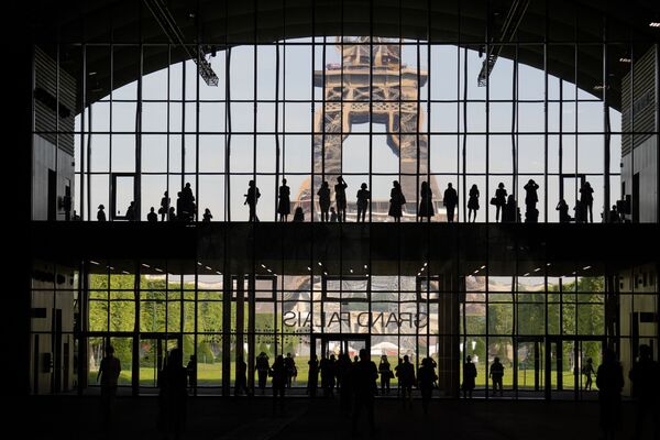 フランス・パリのエッフェル塔近くに建設された「グラン・パレ・エフェメール」の見学会に集まる来場者 - Sputnik 日本