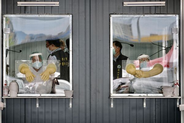 台湾・新北市で、新型コロナウイルスのスクリーニング検査を担当する医療従事者 - Sputnik 日本