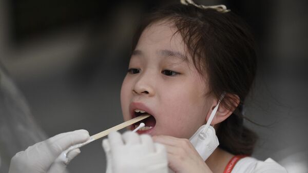 Вьетнамский медработник берет мазок на коронавирус у ребенка - Sputnik 日本