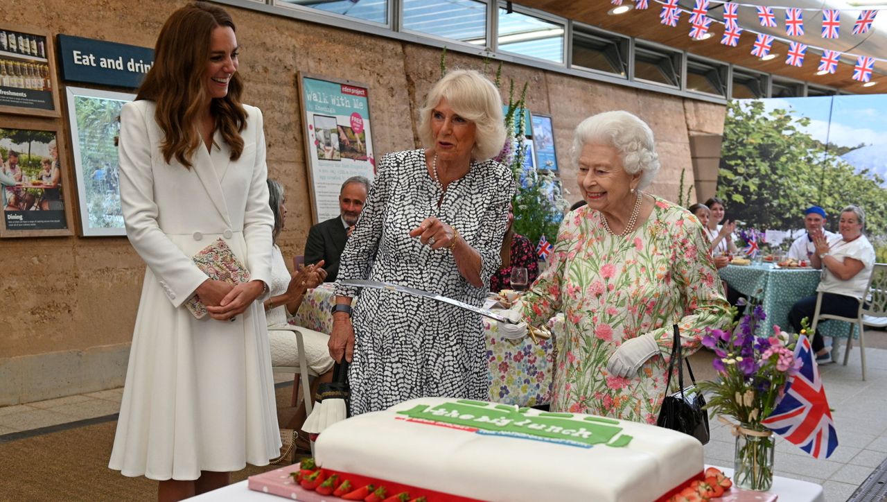 エリザベス女王、ケーキカットは剣で（動画） - 2021年6月13日