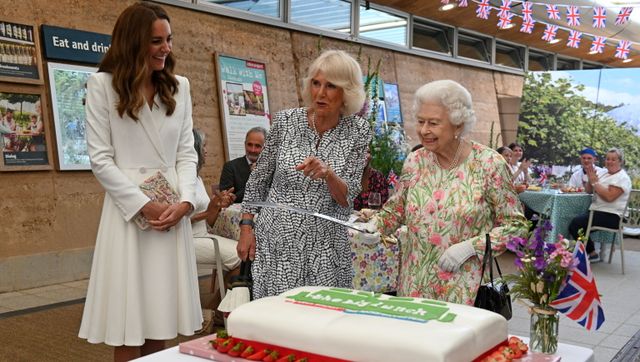エリザベス女王、ケーキカットは剣で（動画） - 2021年6月13日