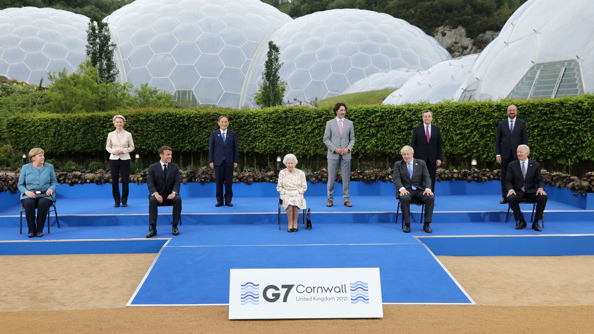 Лидеры стран-участниц саммита G7 во время группового фотографирования в Корнуолле - Sputnik 日本, 1920, 19.09.2021