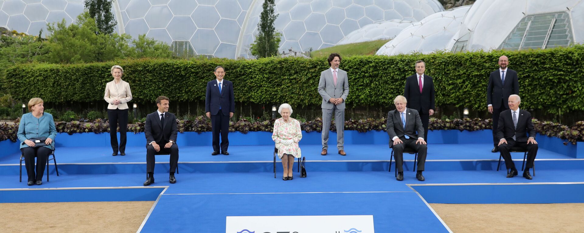 Лидеры стран-участниц саммита G7 во время группового фотографирования в Корнуолле - Sputnik 日本, 1920, 19.09.2021