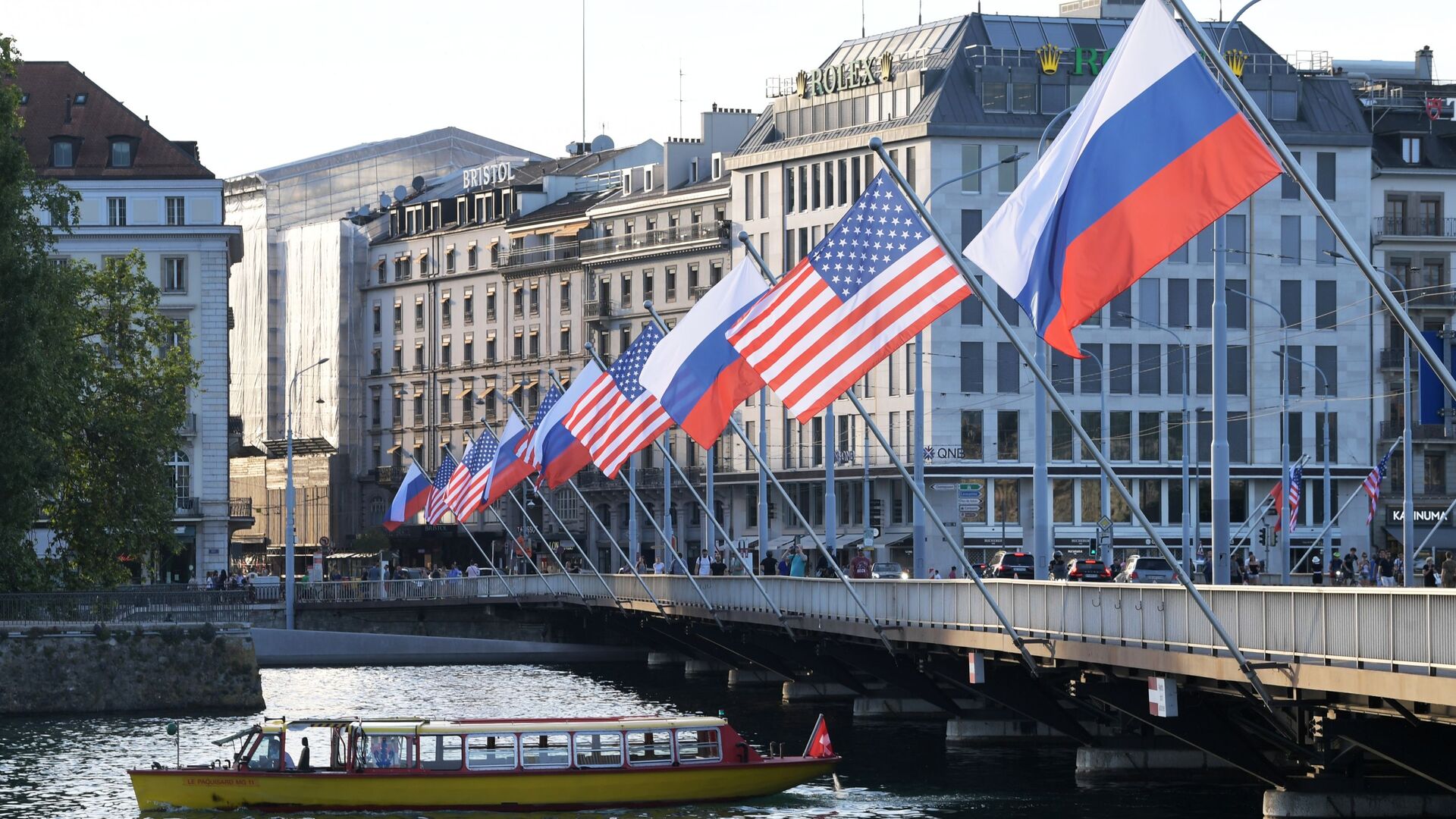 Флаги России и США на мосту Монблан в Женеве - Sputnik 日本, 1920, 06.01.2023