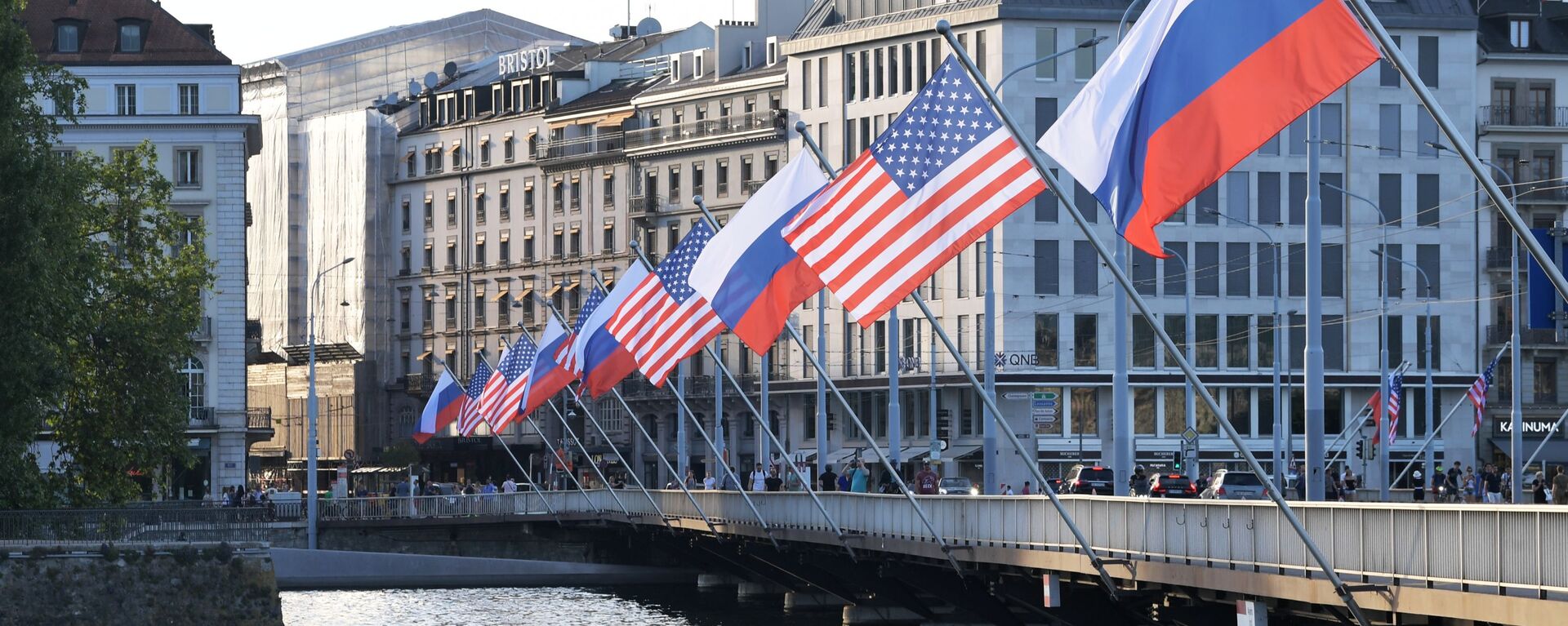 Флаги России и США на мосту Монблан в Женеве - Sputnik 日本, 1920, 06.01.2023