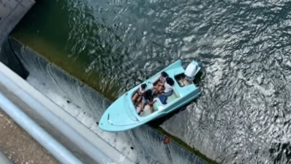 ダムの端ギリギリにボートが…　乗っていた4人を救出　米 - Sputnik 日本