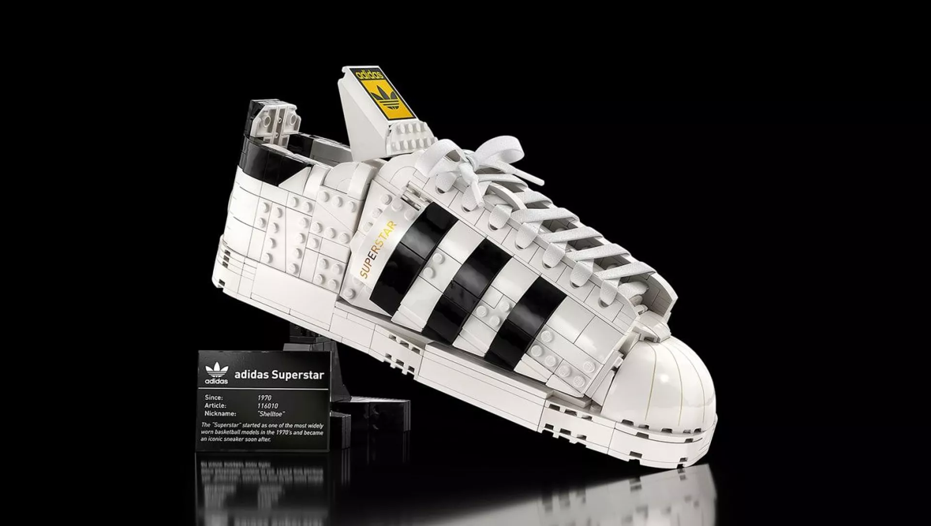 Игрушечная версия кроссовок Adidas Superstar от Lego