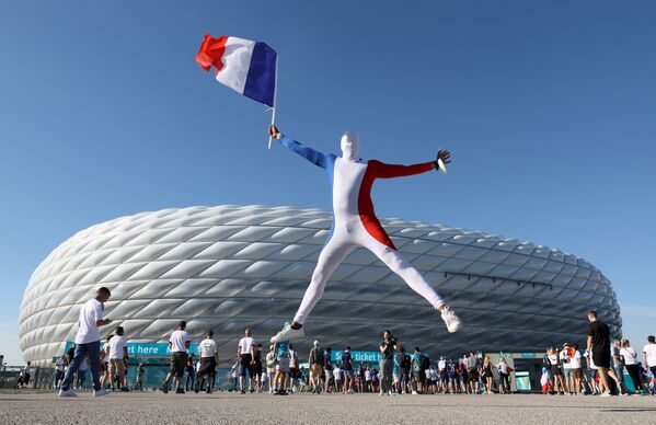 グループF第1節、フランス対ドイツの試合前にスタジアム外に集ったフランス代表のサポーター - Sputnik 日本