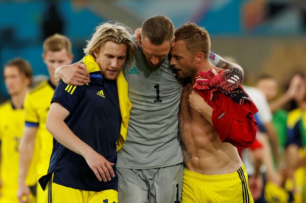 グループE第1節、スウェーデン対スペインの試合後に肩を組むスウェーデンのエミル・フォルスベリ選手（左）、ロビン・オルセン選手（中央）、セバスティアン・ラーション選手（右） - Sputnik 日本