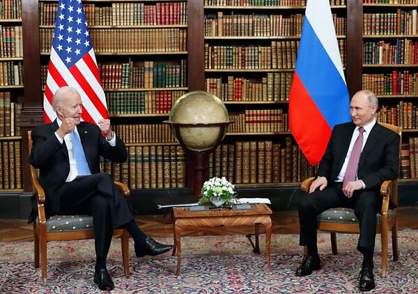 スイス・ジュネーヴで露米首脳会談を行うプーチン大統領とバイデン米大統領 - Sputnik 日本