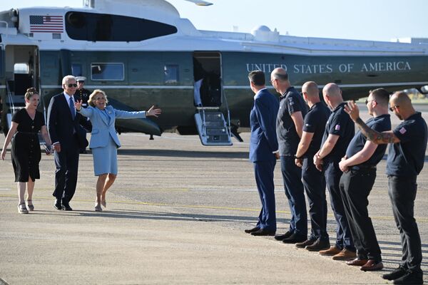 G7サミットとエリザベス英女王の会談を終え、英・ロンドンのヒースロー空港に帰着するバイデン米大統領とファーストレディーのジル・バイデン氏 - Sputnik 日本
