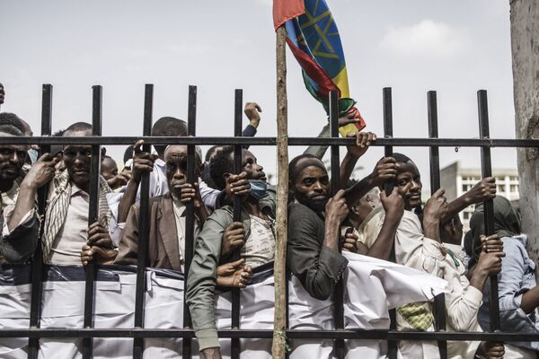  エチオピアで、ビィ・アハメド首相が選挙集会を行うスタジアムに入場するために並ぶ支持者ら - Sputnik 日本