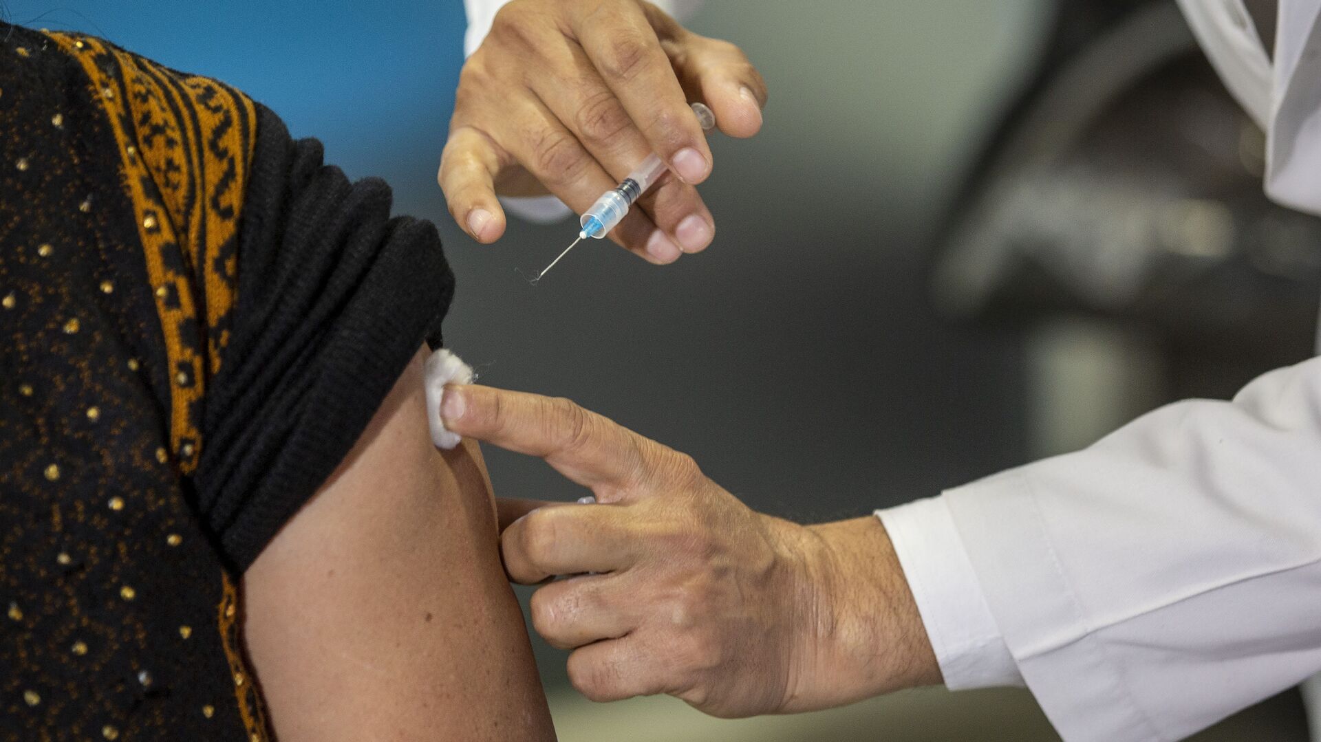 インドのニューデリーで新型コロナウイルスワクチンの接種を行う医療従事者 - Sputnik 日本, 1920, 21.04.2022