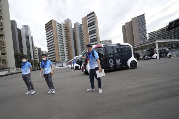 自動運転電気​自動車（EV）「イーパレット」近くを歩くスタッフ - Sputnik 日本