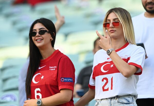 アゼルバイジャン・バクーで行われたグループA第2節、トルコ対ウェールズの試合を観戦するトルコのサポーター - Sputnik 日本