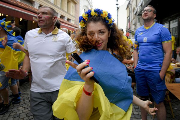 ルーマニア・ブカレストで、グループC第3節、ウクライナ対オーストリアの試合前に市街地でダンスを踊るウクライナのサポーター - Sputnik 日本