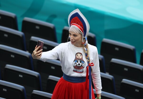 ロシア・サンクトペテルブルクで、グループB第2節、ロシア対フィンランドの試合前にセルフィー（自撮り）を撮るロシアのサポーター - Sputnik 日本
