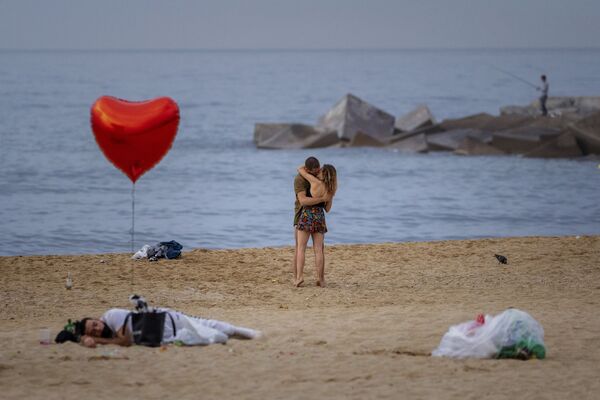 スペイン・バルセロナのビーチで抱き合う男女 - Sputnik 日本