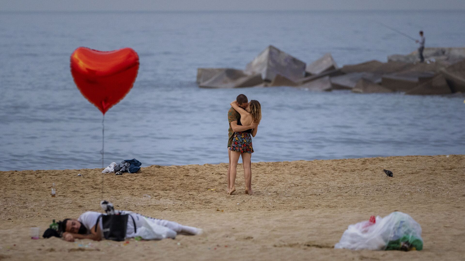 Пара целуется на пляже рано утром в Барселоне, Испания - Sputnik 日本, 1920, 04.10.2021