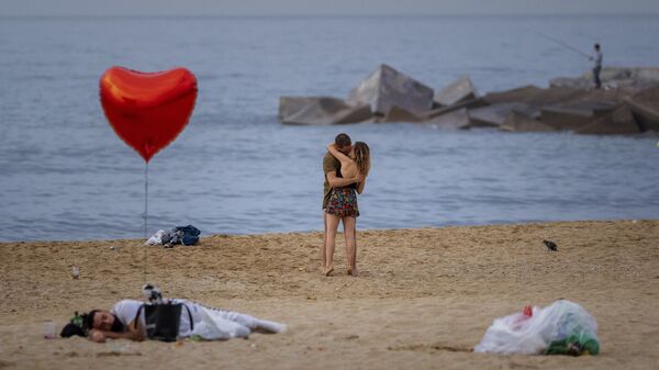 Пара целуется на пляже рано утром в Барселоне, Испания - Sputnik 日本