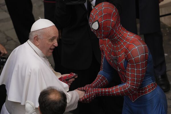 バチカンで、ローマ教皇フランシスコの一般謁見に現れたスパイダーマン - Sputnik 日本