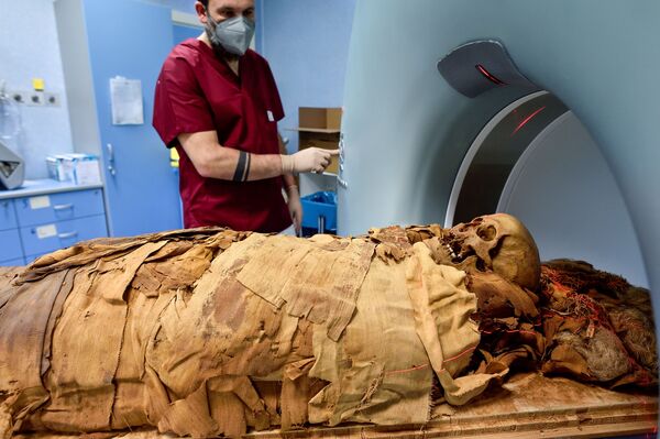 イタリア・ミラノの病院で、エジプトのミイラのCTスキャンの準備をする診療放射線技師 - Sputnik 日本