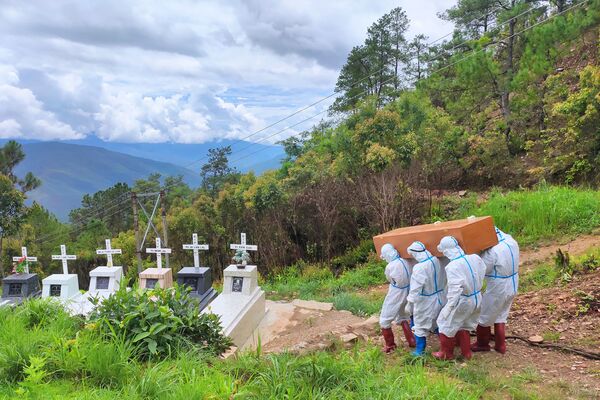 ミャンマー・ファラムで、新型コロナウイルスによる死者を埋葬する医療従事者ら - Sputnik 日本