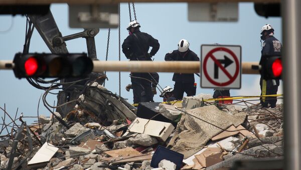 崩落現場で生存者の捜索・救助活動を続ける救助隊員 - Sputnik 日本