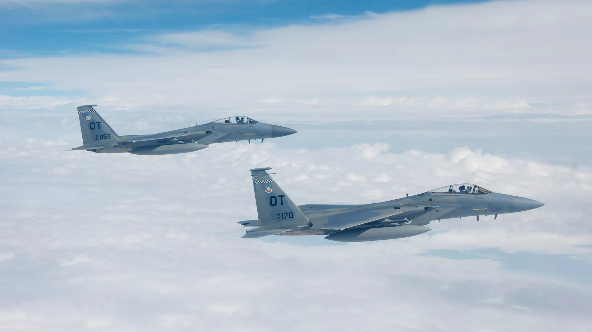 Истребители F-15C во время полета 