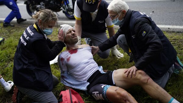 「ツール・ド・フランス」の第1ステージでクラッシュに巻き込まれ、医療手当を受けるフランスのシリル・ルモワンヌ選手 - Sputnik 日本
